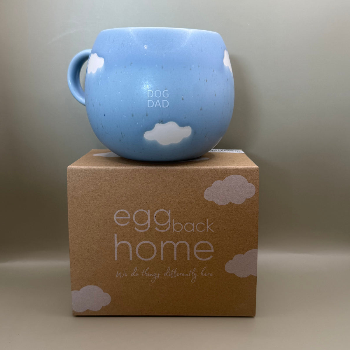 Egg Back Home Dog Dad – Blauwe Mok met Wolken – 500 ml
