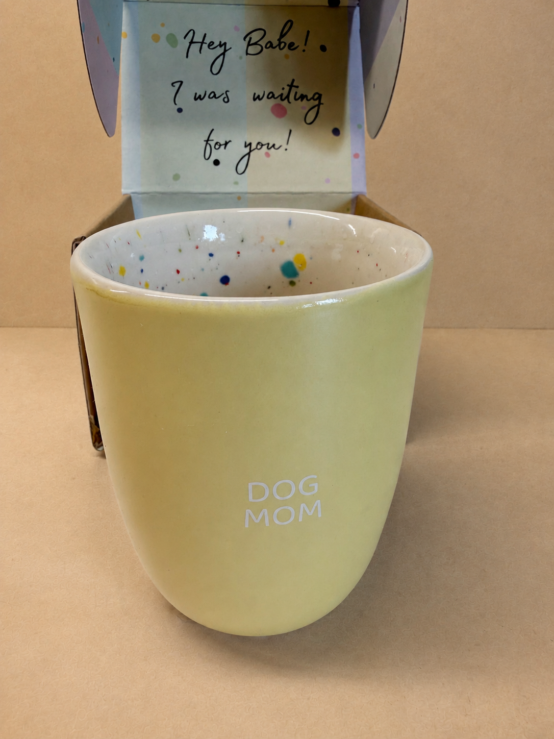 Egg Back Home Dog Mom Mok – Geel