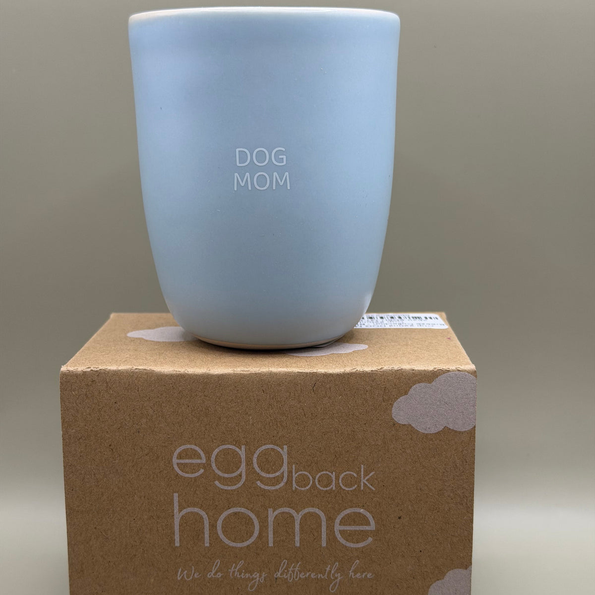 Egg Back Home Dog Mom – Lichtblauwe Beker met Confetti Binnenzijde – 220 ml