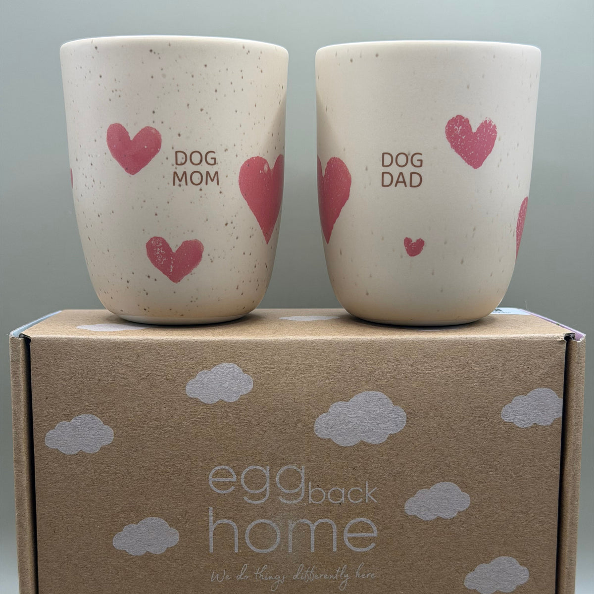 Egg Back Home Dog Mom &amp; Dog Dad – Beige Mokkenset met Hartjes – 2 × 220 ml
