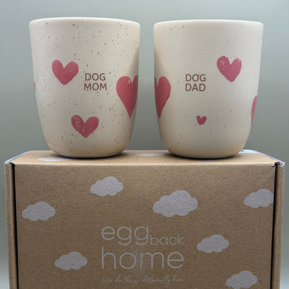 Egg Back Home Dog Mom &amp; Dog Dad – Beige Mokkenset met Hartjes – 2 × 220 ml