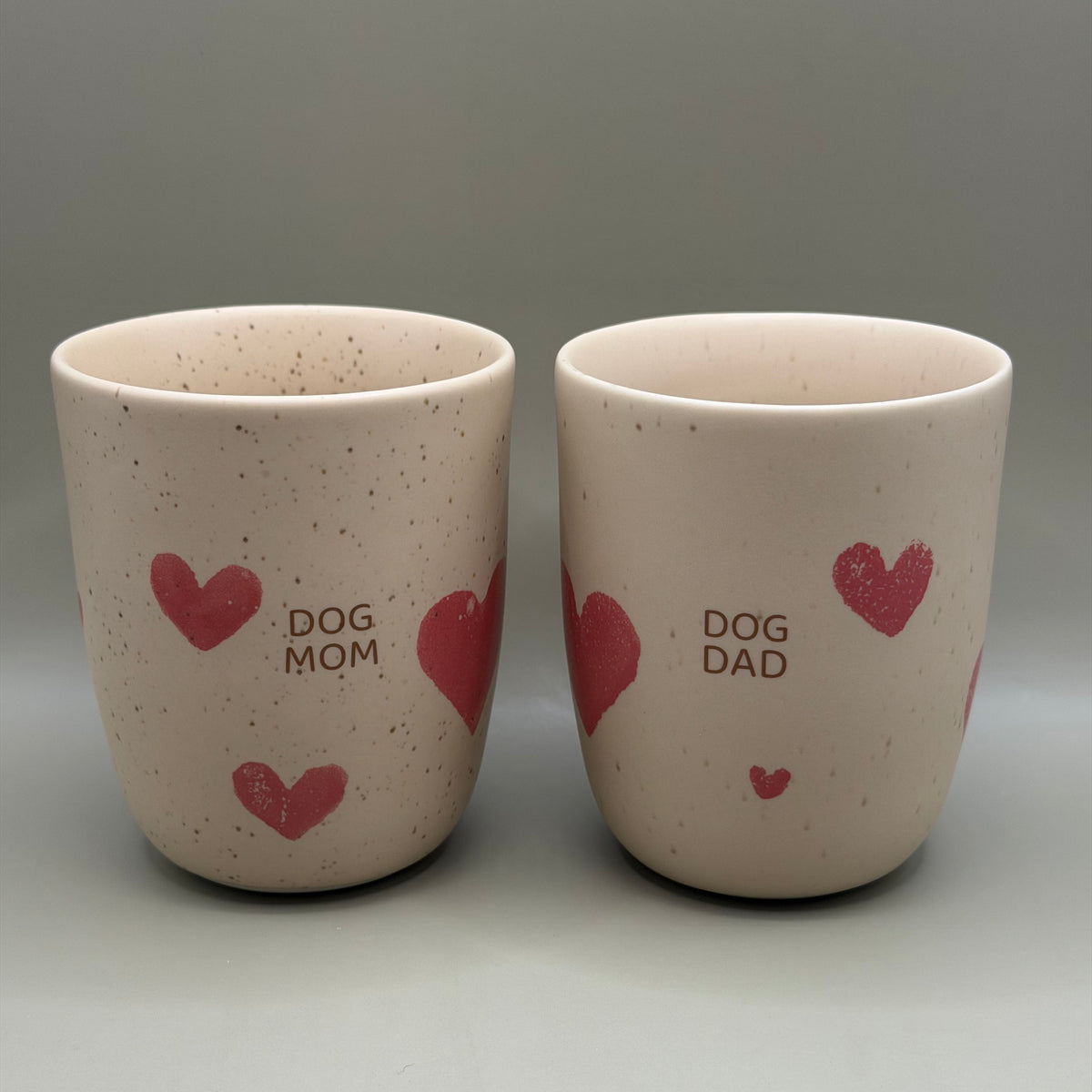 Egg Back Home Dog Mom &amp; Dog Dad – Beige Mokkenset met Hartjes – 2 × 220 ml