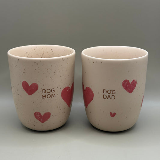 Egg Back Home Dog Mom &amp; Dog Dad – Beige Mokkenset met Hartjes – 2 × 220 ml