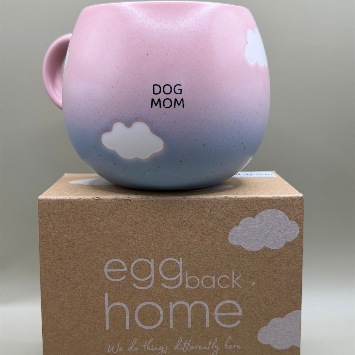 Egg Back Home Dog Mom – Roze-Blauwe Mok met Wolken – 500 ml