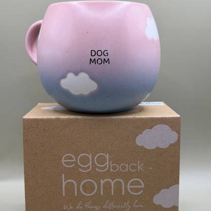 Egg Back Home Dog Mom – Roze-Blauwe Mok met Wolken – 500 ml