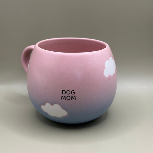 Egg Back Home Dog Mom – Roze-Blauwe Mok met Wolken – 500 ml