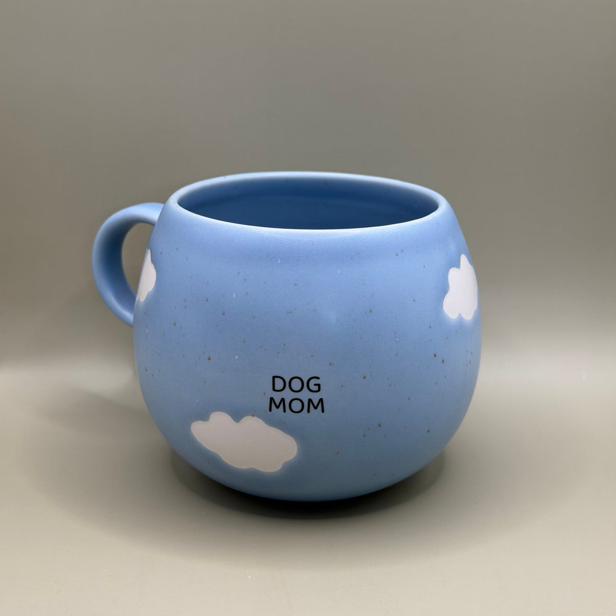 Egg Back Home Dog Mom – Blauwe Mok met Wolken – 500 ml