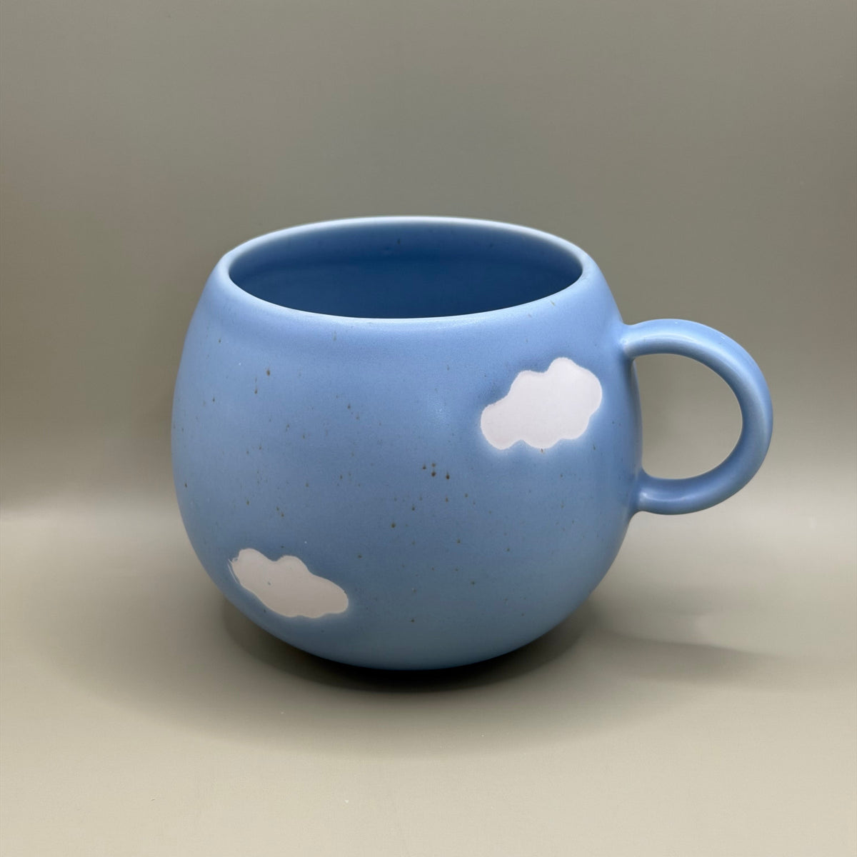 Egg Back Home Dog Mom – Blauwe Mok met Wolken – 500 ml
