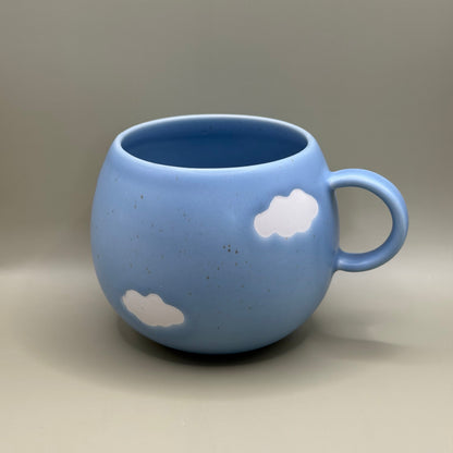 Egg Back Home Dog Mom – Blauwe Mok met Wolken – 500 ml