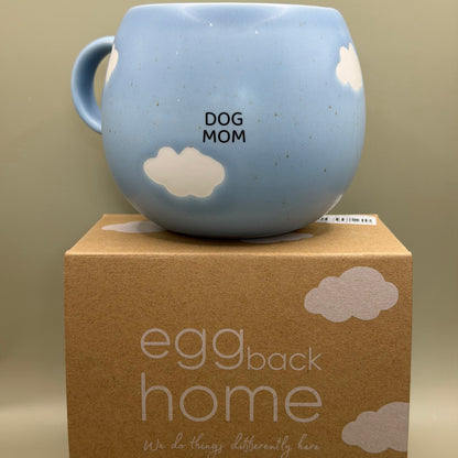 Egg Back Home Dog Mom – Blauwe Mok met Wolken – 500 ml