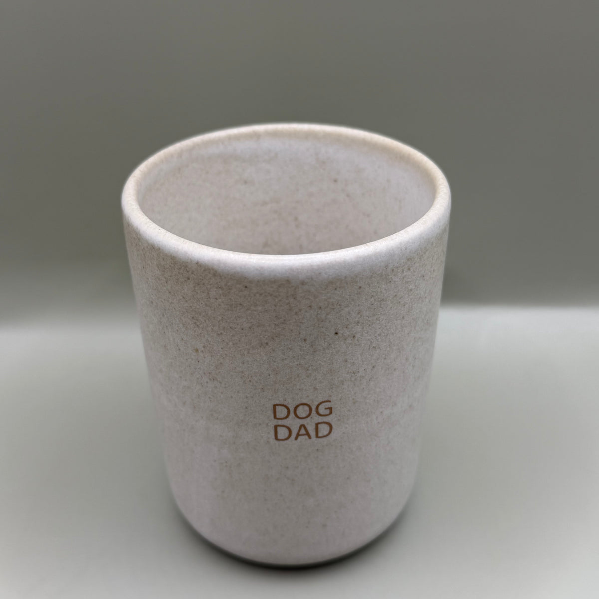 Egg Back Home Dune Dog Dad – Beige Steengoed Mok – 280 ml