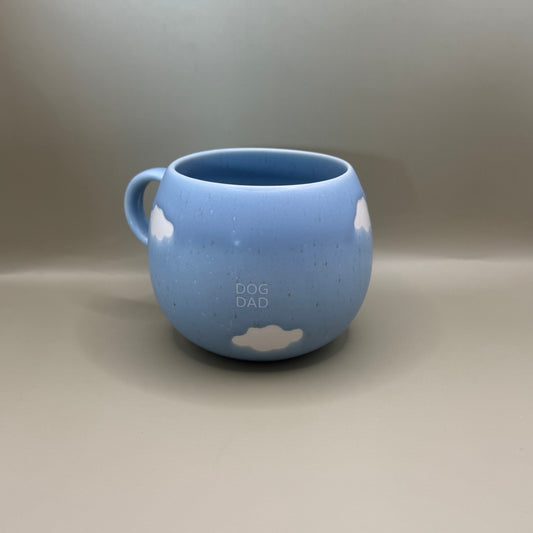 Egg Back Home Dog Dad – Blauwe Mok met Wolken – 500 ml