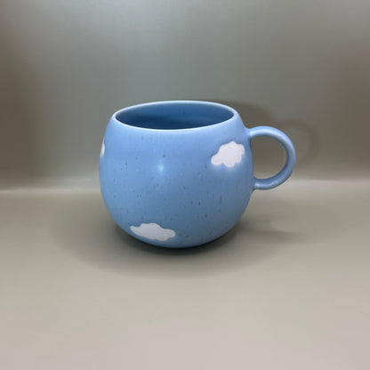 Egg Back Home Dog Dad – Blauwe Mok met Wolken – 500 ml