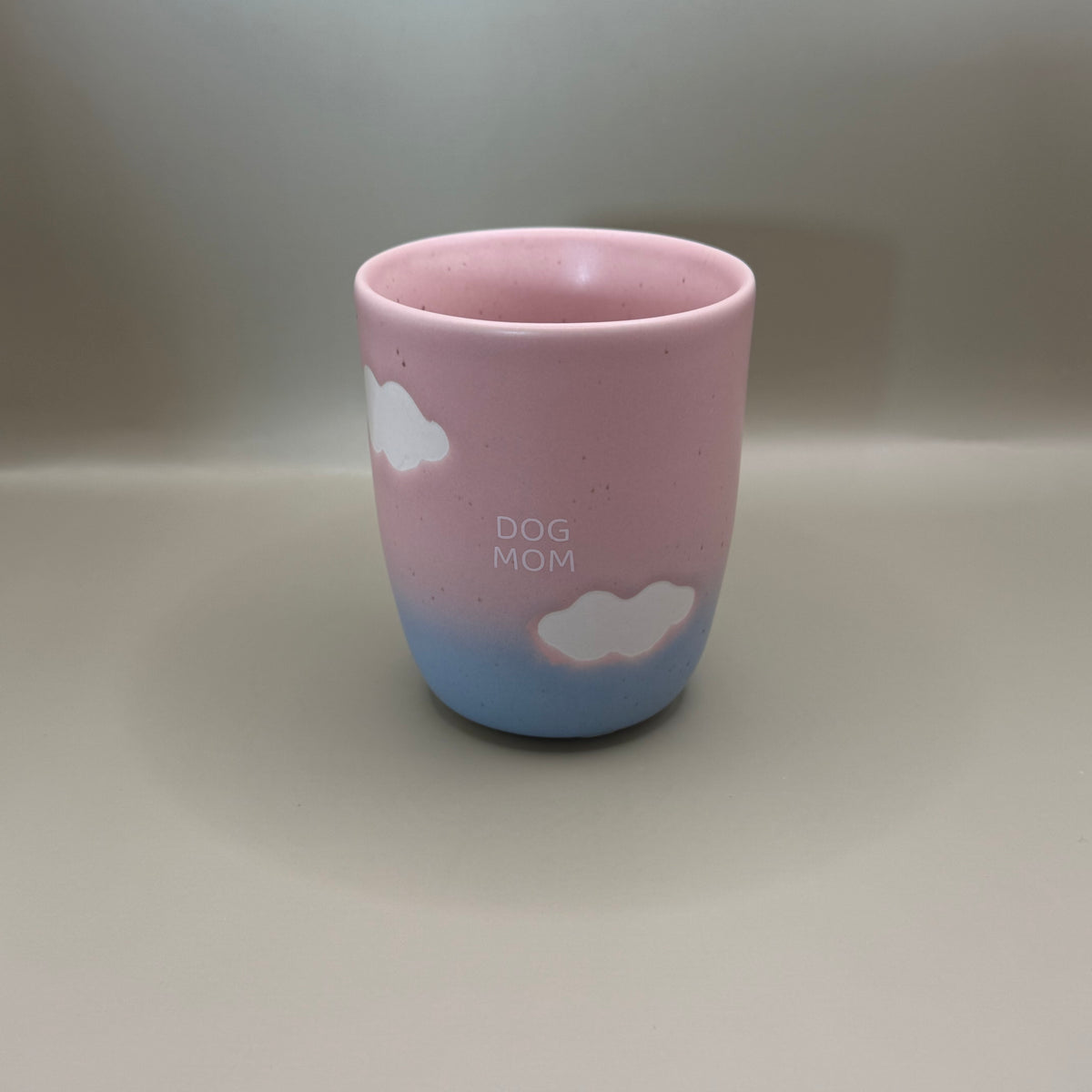 Egg Back Home Dog Mom – Roze-Blauwe Beker met Wolken – 220 ml