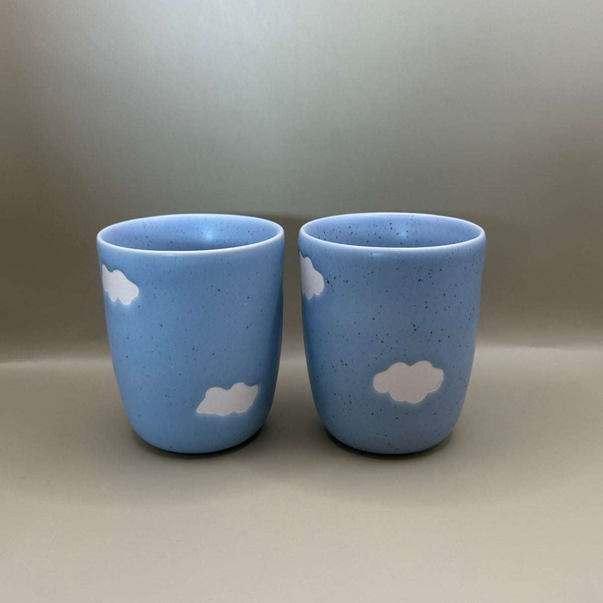 Egg Back Home Dog Mom &amp; Dog Dad – Blauwe Bekerset met Wolken – 2 × 220 ml