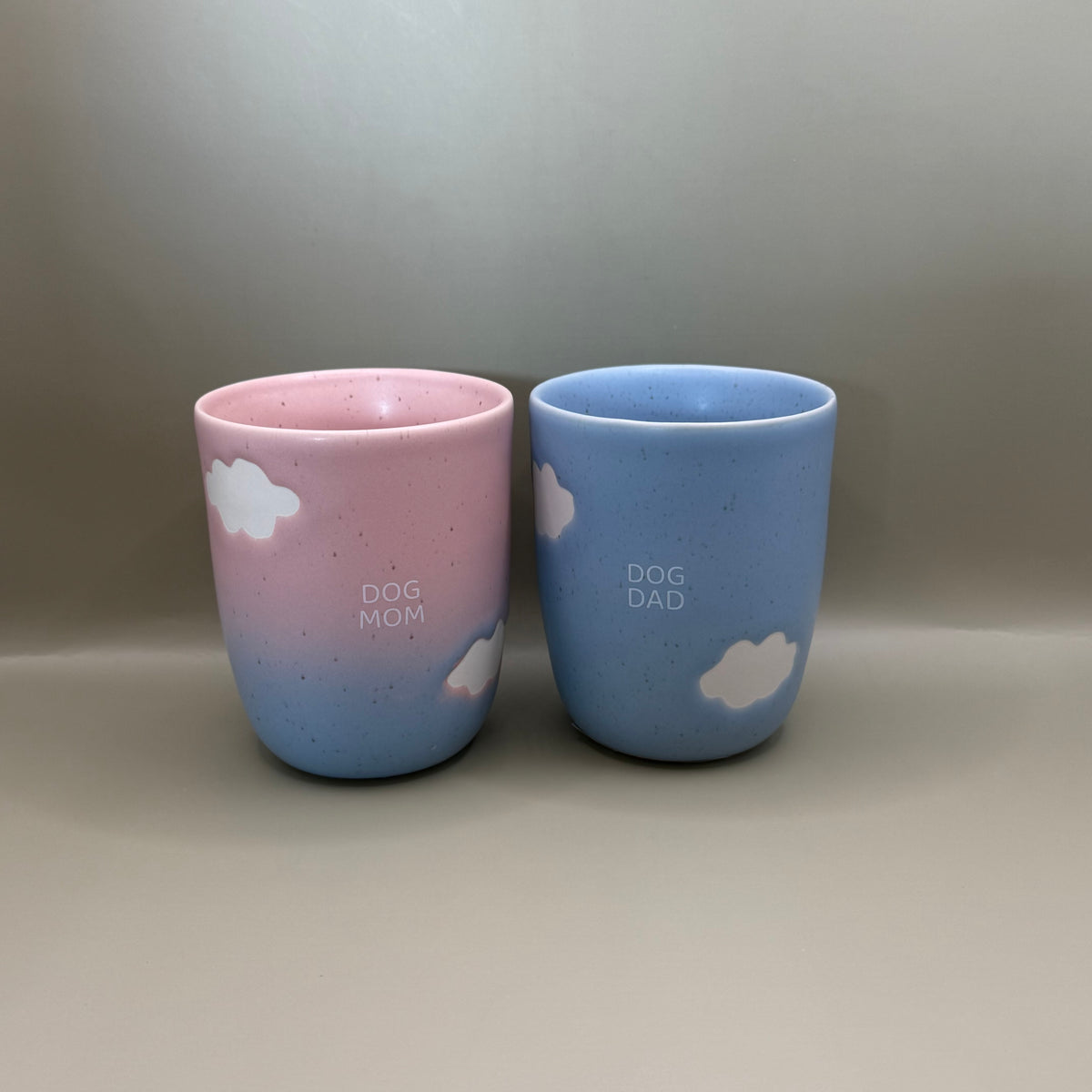 Egg Back Home Dog Mom &amp; Dog Dad – Roze-Blauwe Bekerset met Wolken – 2 × 220 ml
