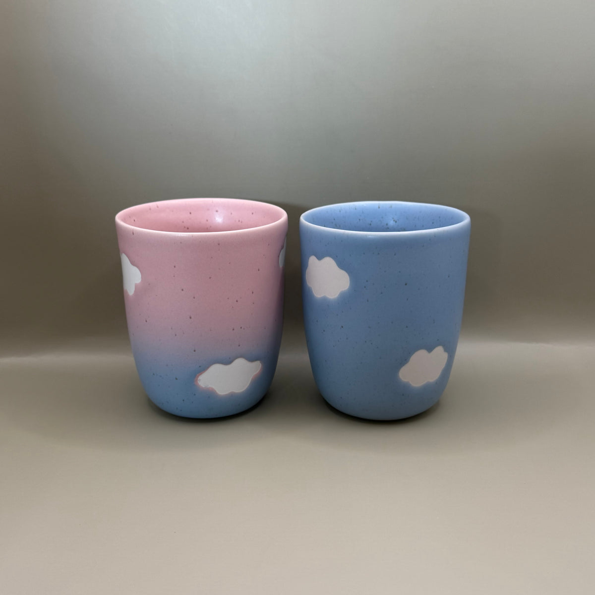 Egg Back Home Dog Mom &amp; Dog Dad – Roze-Blauwe Bekerset met Wolken – 2 × 220 ml